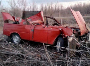 Советский автомобиль вдребезги разбился об трактор в Быковском районе Советский автомобиль вдребезги разбился об трактор в Быковском районе