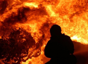 Старый трактор и дача сгорели за ночь под Волжским Старый трактор и дача сгорели за ночь под Волжским