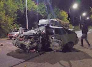 Под Волжским легковушка влетела под КамАЗ Под Волжским легковушка влетела под КамАЗ