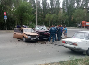 Внедорожник Toyota и «ВАЗ» не поделили дорогу в Волжском Внедорожник Toyota и «ВАЗ» не поделили дорогу в Волжском