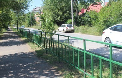 В Волжском въезду машин к школам помешают около тысячи метров турникетов В Волжском въезду машин к школам помешают около тысячи метров турникетов