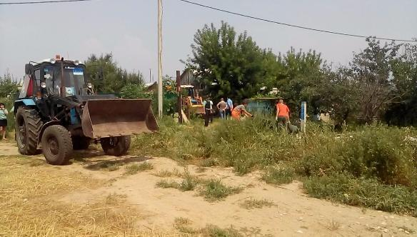Мать с тремя детьми сидят на улице после сноса их дома в Волжском Мать с тремя детьми сидят на улице после сноса их дома в Волжском