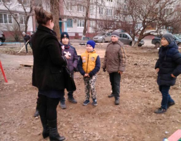 Юные тимуровцы: школьники из Волжского бросили интернет ради субботника во дворе Юные тимуровцы: школьники из Волжского бросили интернет ради субботника во дворе