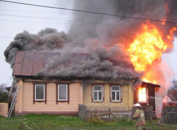 В Волжском горел частный дом В Волжском горел частный дом