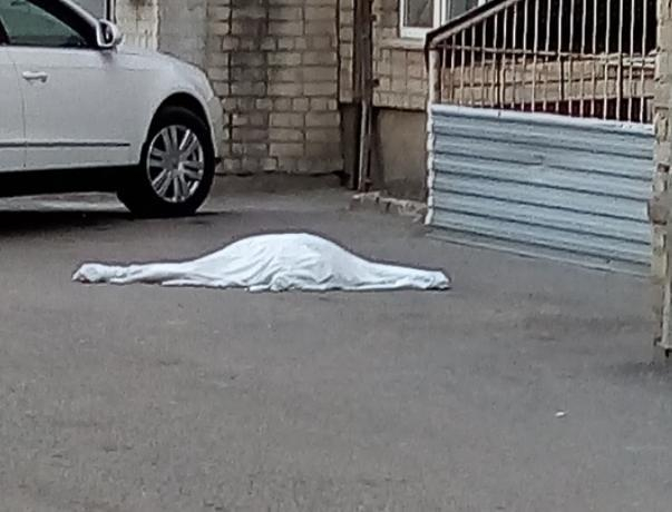 Волжанка разбилась насмерть, выпав из окна «тысячника» Волжанка разбилась насмерть, выпав из окна «тысячника»