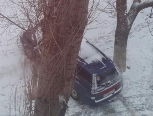 Автохам припарковался поперек тротура в Волжском Автохам припарковался поперек тротура в Волжском