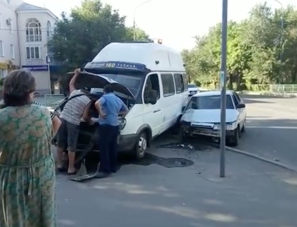 Автоледи на «десятке» разбила маршрутку в Волжском Автоледи на «десятке» разбила маршрутку в Волжском