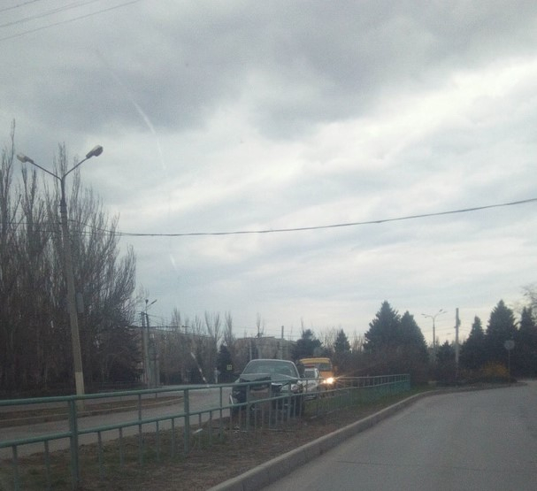 Влетел в ограждение на полной скорости: в Волжском из-за лихача перекрывали движение Влетел в ограждение на полной скорости: в Волжском из-за лихача перекрывали движение