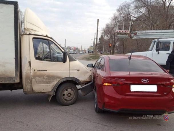 Отсутствие знания ПДД привело к аварии в Волжском Отсутствие знания ПДД привело к аварии в Волжском