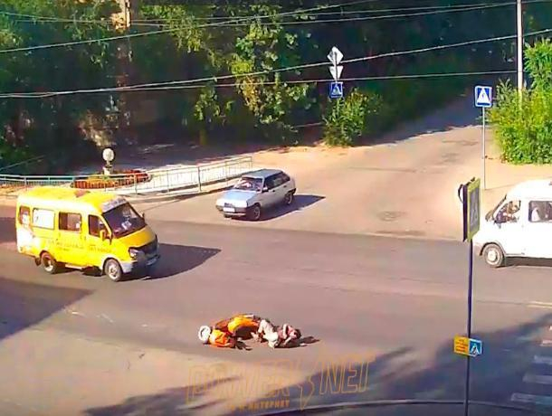 Волжанин на скутере врезался в «легковушку» на перекрестке Волжанин на скутере врезался в «легковушку» на перекрестке