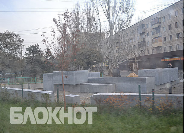 Как только открыли новый сквер в центре Волжского, вандалы изуродовали его надписями Как только открыли новый сквер в центре Волжского, вандалы изуродовали его надписями