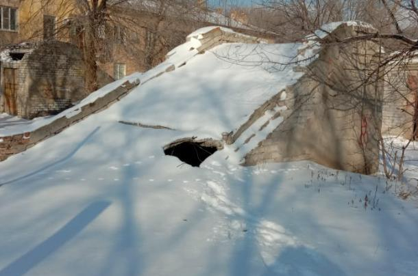 Опасность подстерегает детей на крыше бомбоубежища в Волжском Опасность подстерегает детей на крыше бомбоубежища в Волжском