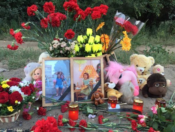 В память погибших в аварии под Волгоградом несут цветы и игрушки В память погибших в аварии под Волгоградом несут цветы и игрушки