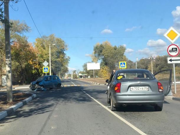 Помятый капот и разбитые фары: день среды не прошел без аварий Помятый капот и разбитые фары: день среды не прошел без аварий