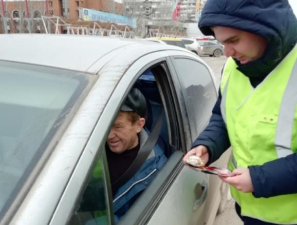 Приятное предупреждение: сотрудники ГИБДД угощали водителей чаем и пряниками Приятное предупреждение: сотрудники ГИБДД угощали водителей чаем и пряниками