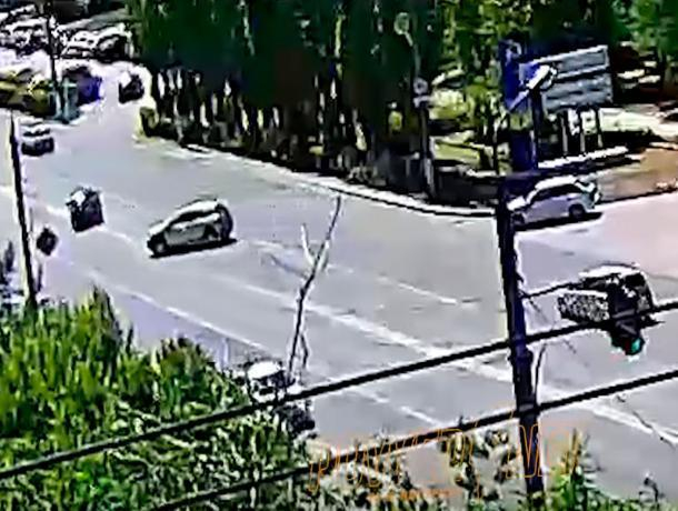 В Волжском разыскивают виновника ДТП на Renault Sandero В Волжском разыскивают виновника ДТП на Renault Sandero