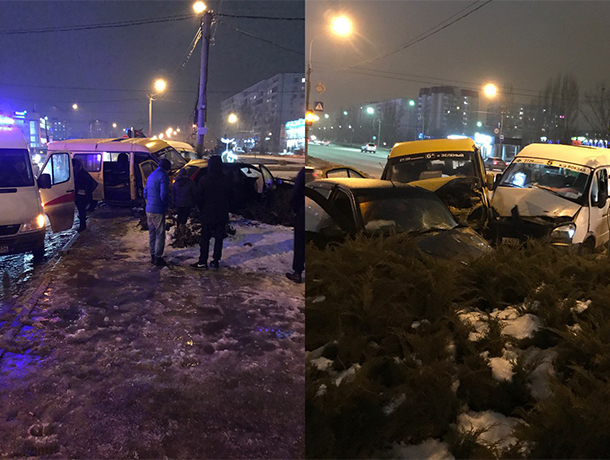 Две маршрутки и легковушка вдребезги разбились, вылетев на обочину: есть пострадавшие Две маршрутки и легковушка вдребезги разбились, вылетев на обочину: есть пострадавшие