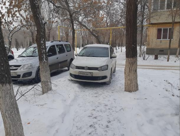 «Пуп Земли» перегородил проход пешеходам в Волжском «Пуп Земли» перегородил проход пешеходам в Волжском