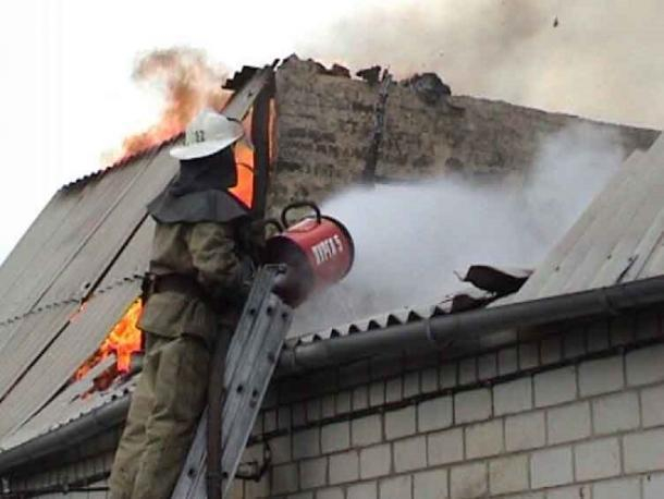 Кровля частного дома сгорела под Волжским Кровля частного дома сгорела под Волжским