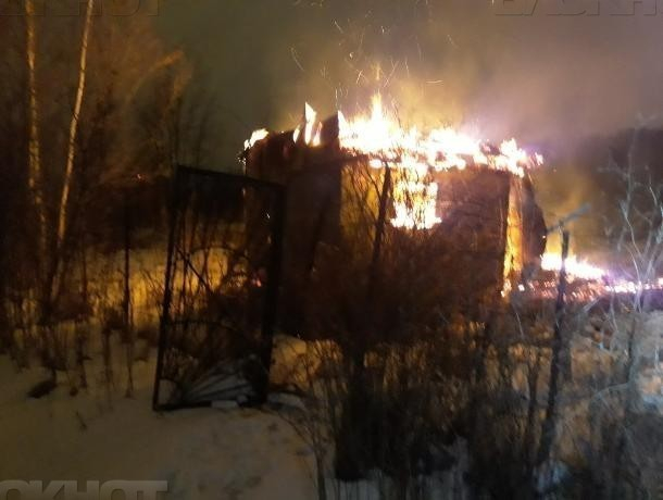Металлический вагончик вспыхнул глубокой ночью под Волжским Металлический вагончик вспыхнул глубокой ночью под Волжским