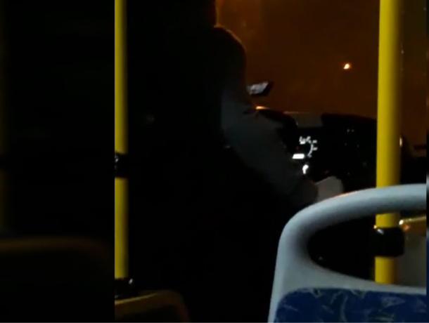 «Водитель автобуса смотрел видео, а не на дорогу», - волжанка «Водитель автобуса смотрел видео, а не на дорогу», - волжанка