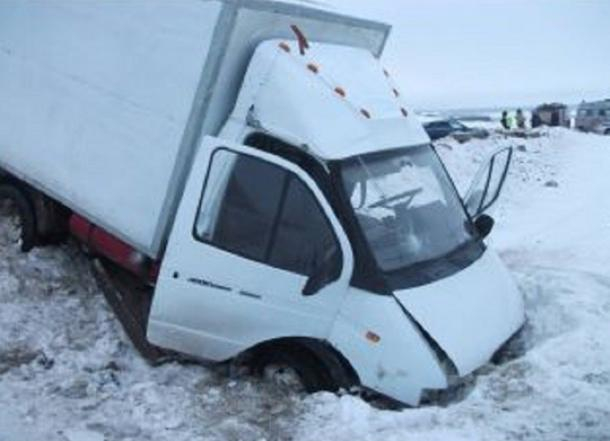 Грузовая «Газель» улетела в кювет и опрокинулась на трассе под Волжским Грузовая «Газель» улетела в кювет и опрокинулась на трассе под Волжским