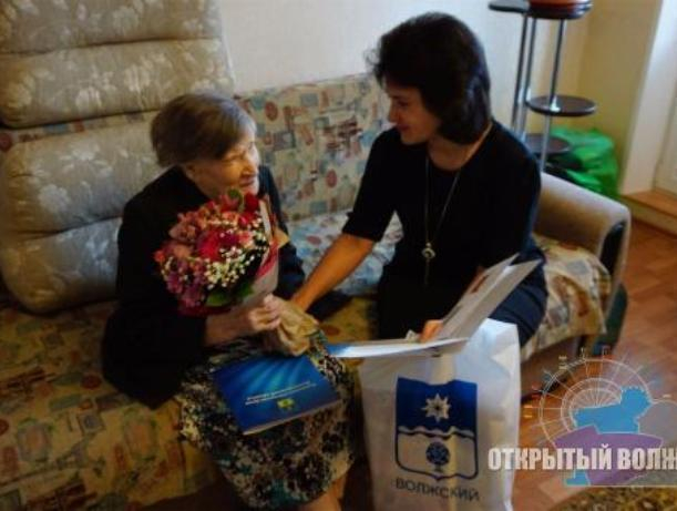 Волжскую долгожительницу поздравили со столетием Волжскую долгожительницу поздравили со столетием