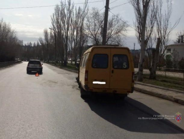 В результате аварии в Волжском пассажирка маршрутки оказалась в больнице В результате аварии в Волжском пассажирка маршрутки оказалась в больнице