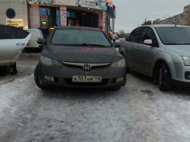 Очередной автохам наплевал на пешеходов в Волжском Очередной автохам наплевал на пешеходов в Волжском