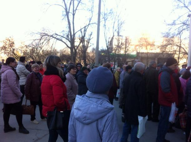 Люди занимают очередь в больницу с трех утра, - волжанин Люди занимают очередь в больницу с трех утра, - волжанин