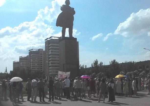 Волжане требуют вернуть уволенного директора школы № 2 Волжане требуют вернуть уволенного директора школы № 2