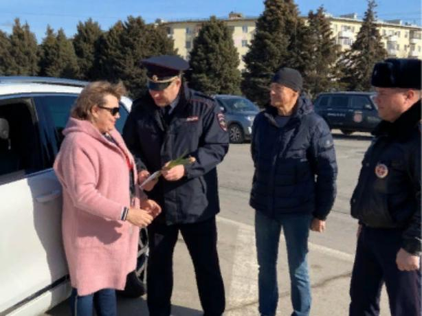 Сотрудники ГИБДД в Волжском поздравили автоледи с наступающим 8 марта Сотрудники ГИБДД в Волжском поздравили автоледи с наступающим 8 марта