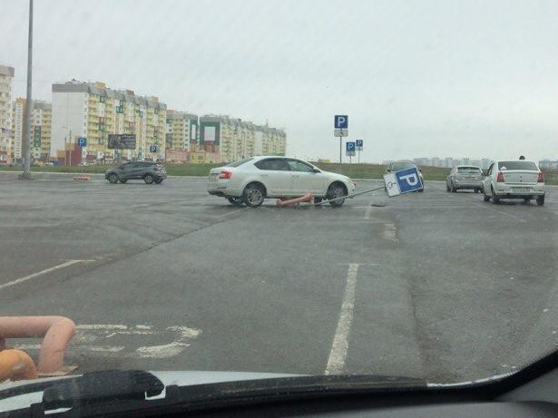 Понтовщик на Skoda выбил страйк на парковке в Волжском Понтовщик на Skoda выбил страйк на парковке в Волжском