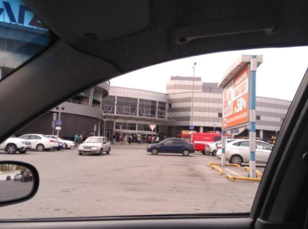 В Волжском из торгового центра эвакуировали людей В Волжском из торгового центра эвакуировали людей