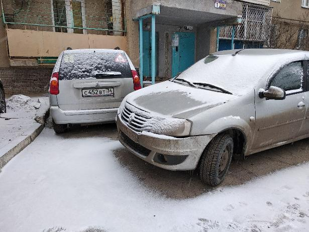 Водитель «Рено» бросил открытую машину перед входом в подъезд в Волжском Водитель «Рено» бросил открытую машину перед входом в подъезд в Волжском