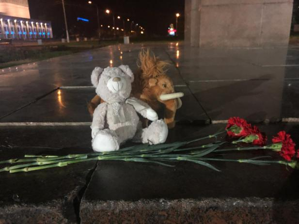 Волжане чтят память погибших в Керчи Волжане чтят память погибших в Керчи