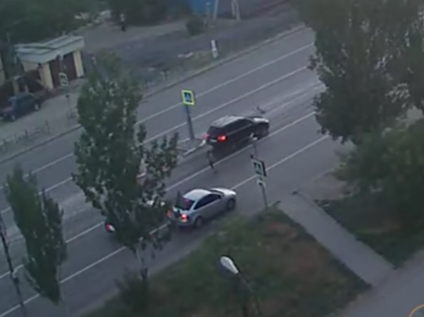 Видео: водитель Volkswagen Touareg снес 9-летнего ребенка в Волжском Видео: водитель Volkswagen Touareg снес 9-летнего ребенка в Волжском