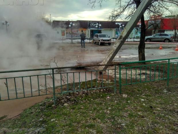 Аварийные службы устраняют повреждения водопроводной трубы Аварийные службы устраняют повреждения водопроводной трубы