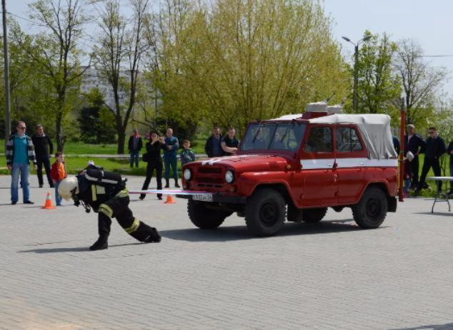 Мужественные спасатели на пожарном кроссфите в Волжском продемонстрировали свою силу тела и духа Мужественные спасатели на пожарном кроссфите в Волжском продемонстрировали свою силу тела и духа