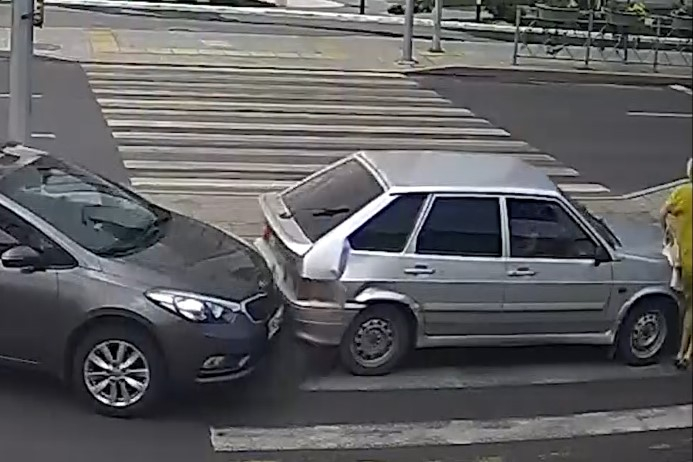 «Четырку» отбросило на пешехода в Волгограде: видео «Четырку» отбросило на пешехода в Волгограде: видео