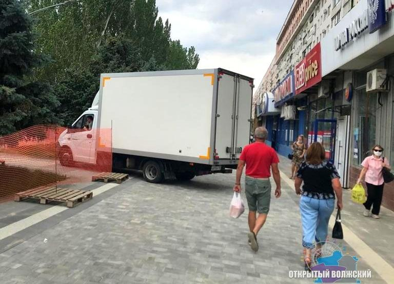 В Волжском автохам проехал по свежеуложенной плитке В Волжском автохам проехал по свежеуложенной плитке