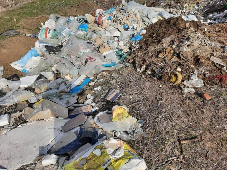 В Волгоградской области закапывают мусор посреди коттеджного поселка В Волгоградской области закапывают мусор посреди коттеджного поселка