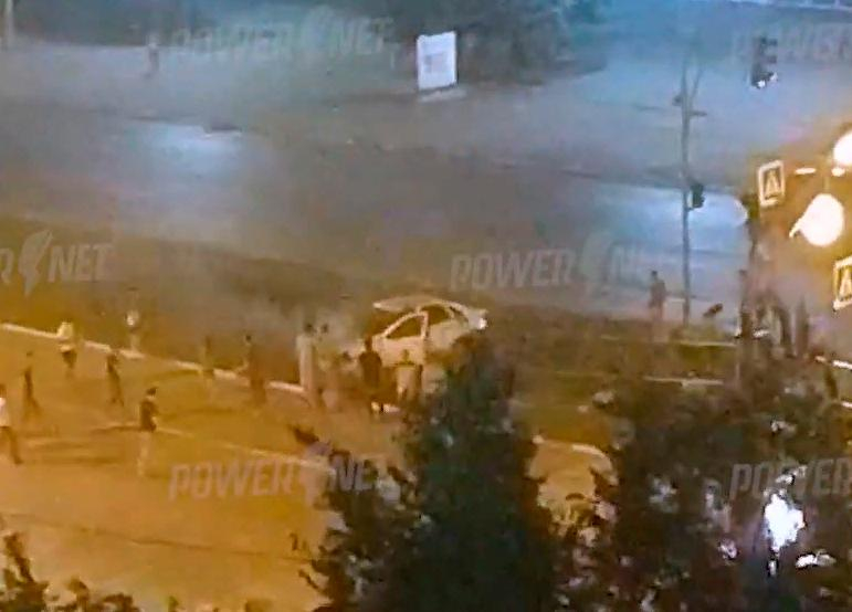 Машина вылетела на зеленую зону и загорелась: ДТП в центре Волжского Машина вылетела на зеленую зону и загорелась: ДТП в центре Волжского