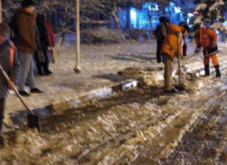 Дороги Волжского убирают в ежедневном режиме Дороги Волжского убирают в ежедневном режиме