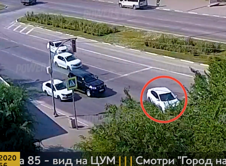 Поворот авто направо с крайней левой полосы привел к ДТП в Волжском Поворот авто направо с крайней левой полосы привел к ДТП в Волжском