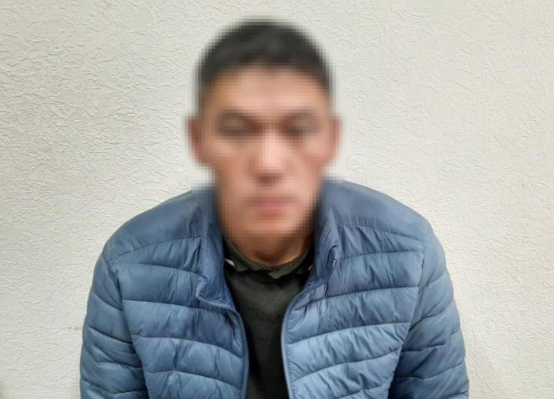 Пьяный мужчина вылил алкоголь на Вечный огонь в Волгограде: видео Пьяный мужчина вылил алкоголь на Вечный огонь в Волгограде: видео