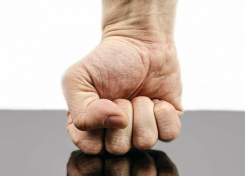 В Волгоградской области мужчину избили до смерти из-за конфликта на дороге В Волгоградской области мужчину избили до смерти из-за конфликта на дороге