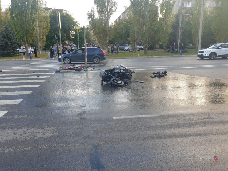 Мотоциклист с пассажиром едва не разбились в Волжском Мотоциклист с пассажиром едва не разбились в Волжском