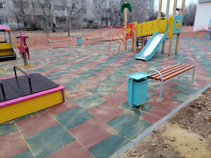 В Волжском по проекту жителей построили детскую площадку В Волжском по проекту жителей построили детскую площадку
