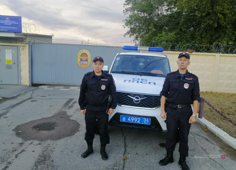 В Волжском мужчина обокрал мать с детьми во время прогулки: подробности В Волжском мужчина обокрал мать с детьми во время прогулки: подробности